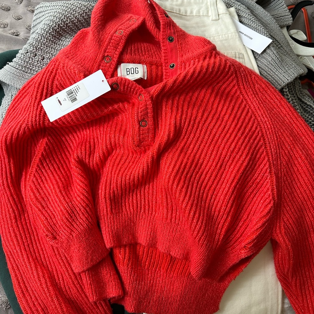 NWT URBAN BDG CROPPED SWEATER